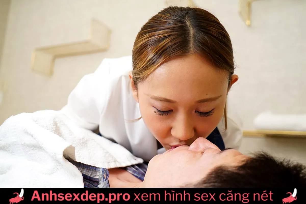 Địt nhau với em gái phục vụ quán massage gần nhà hình 2