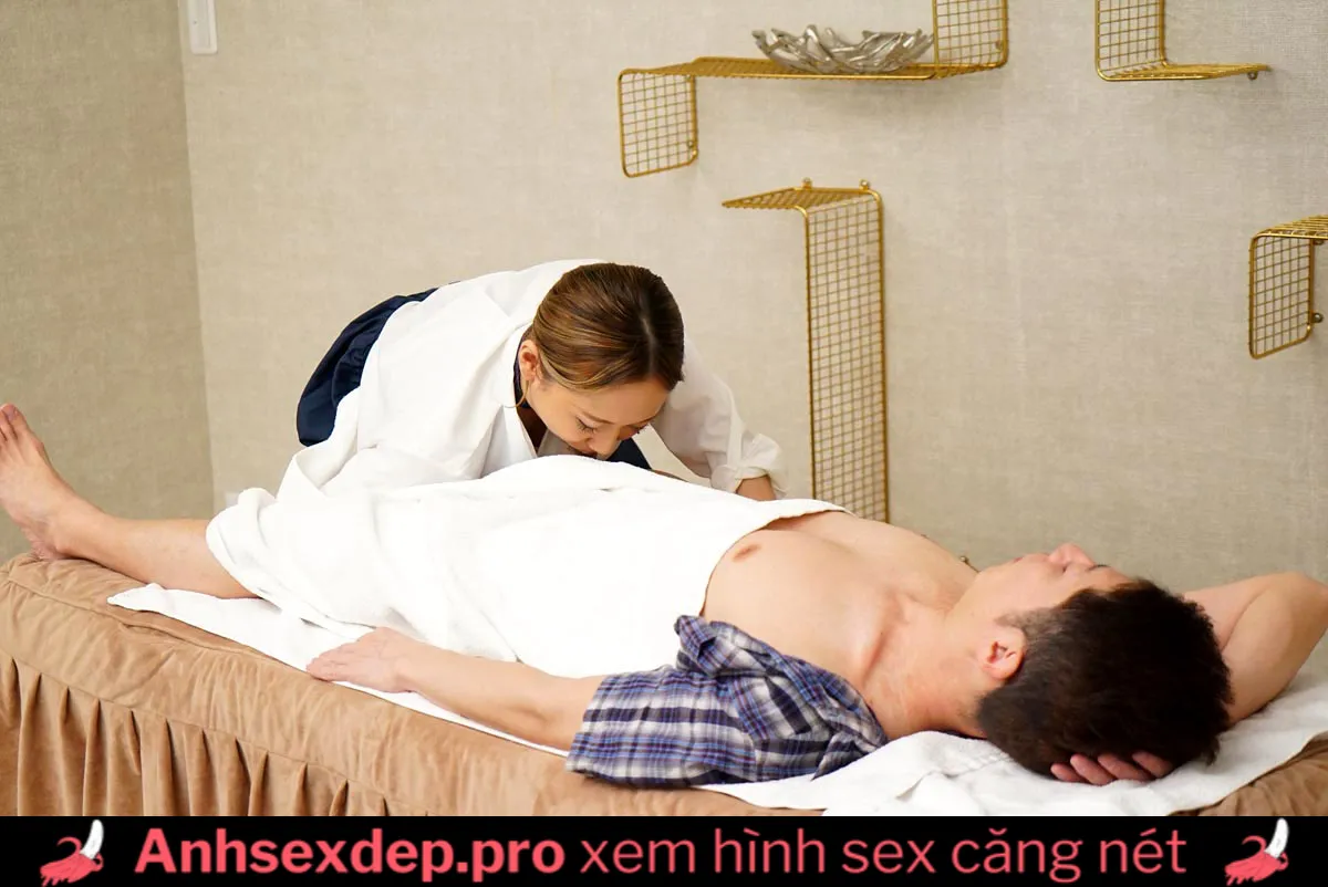 Địt nhau với em gái phục vụ quán massage gần nhà hình 6