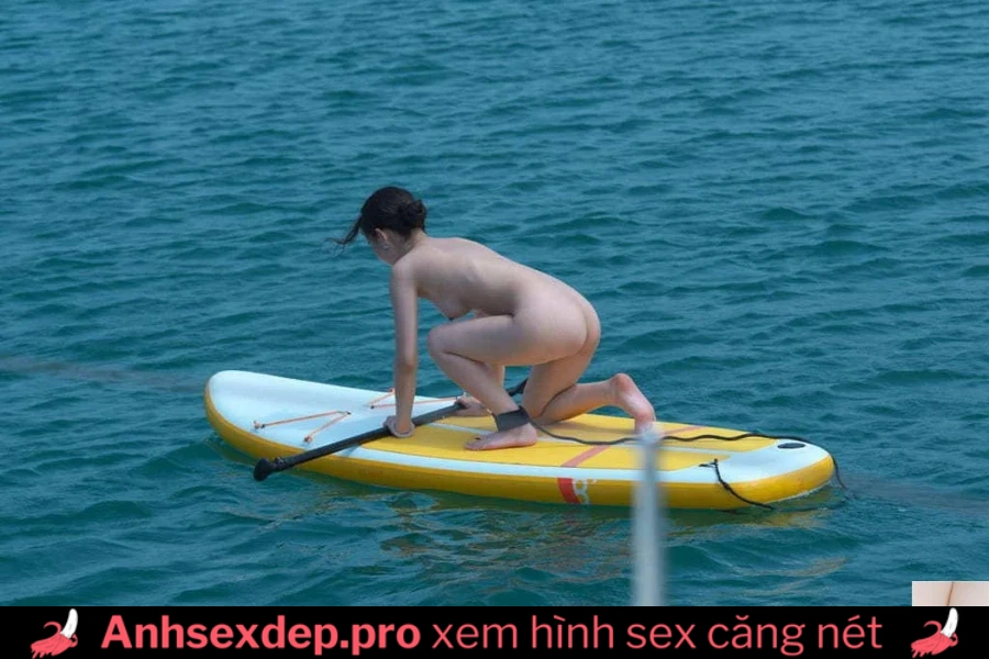 Em chèo thuyền Kayak nude anh nhìn muốn nắc không? Hình 7